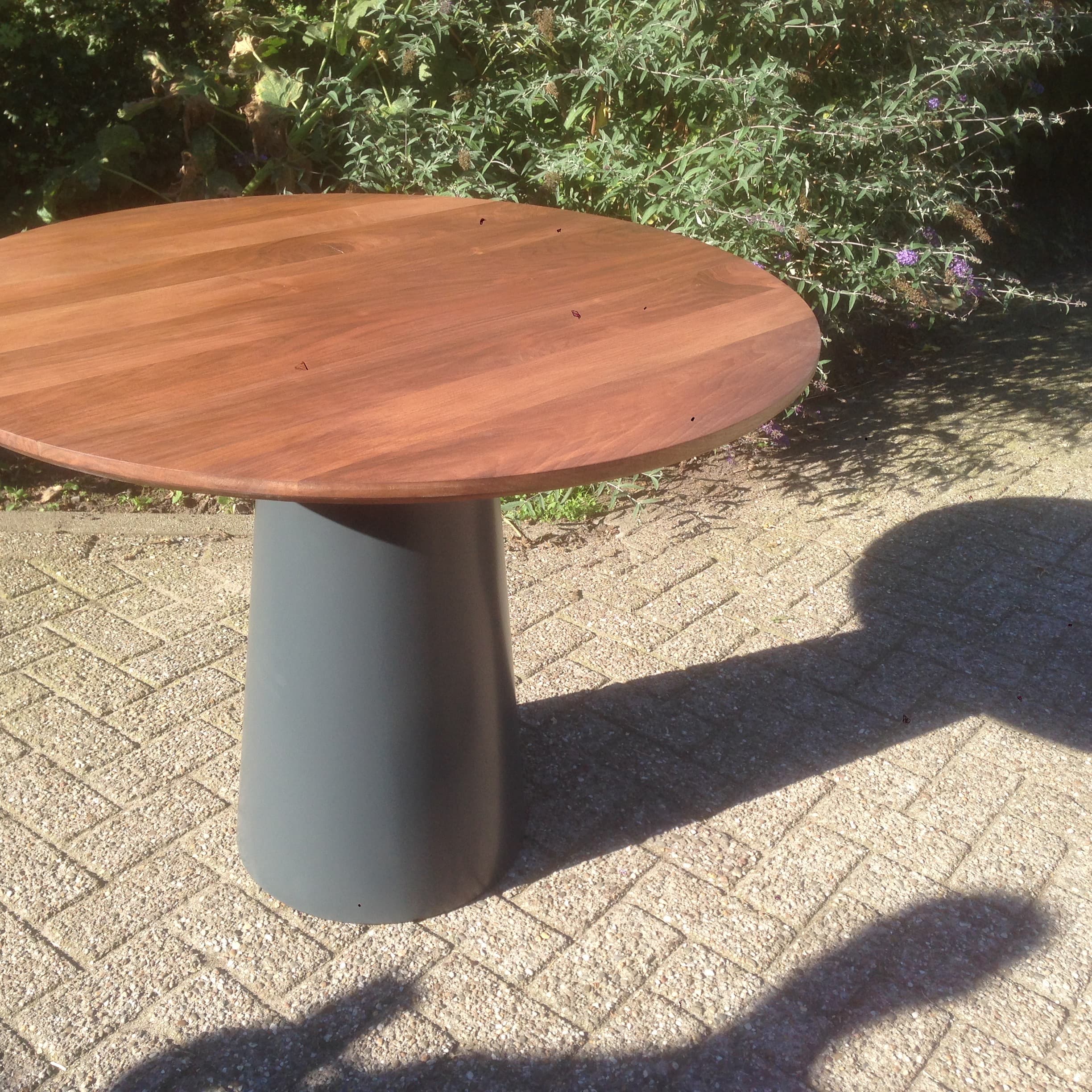 AHA-Design - gallery-1-tafel-massief-noten-met-metalen-koker-onderstel-1799.jpg